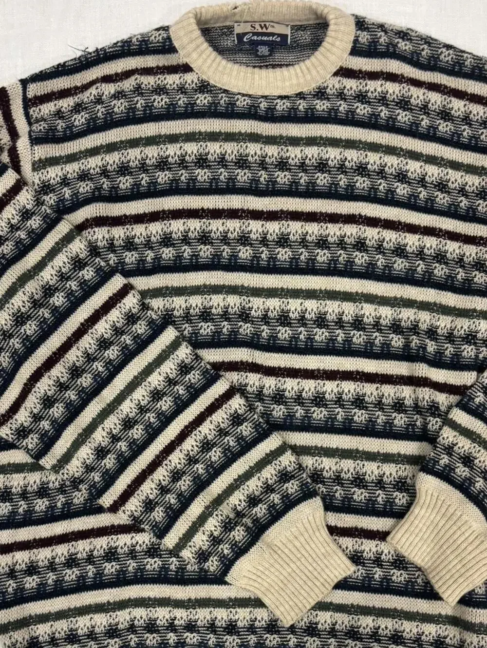 Vintage sweater, fits closer to a size large/ xtra large